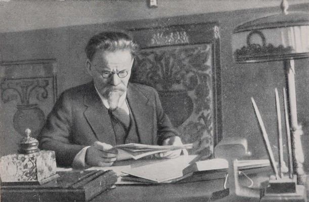 М.И. Калинин, всесоюзный староста: XV лет на посту председателя ВЦИК. 1919-1934. М.: Власть Советов, 1934. 